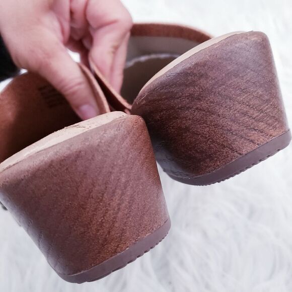 TimeĀ and Tru Women's Studded Wooden Bow Memory FoamāBrown Clogs - Picture 9 of 14